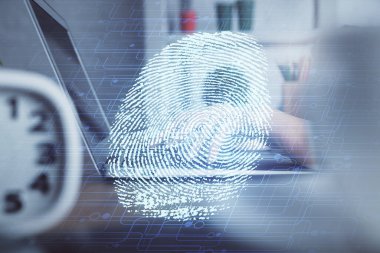 Bilgisayarda yazı yazan ve parmak izi çizimi yapan bir kadının ellerine iki kez maruz kalmış. Güvenlik kavramı.