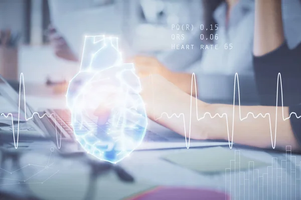 コンピュータと心臓のホログラム図面に入力する女性の手の二重露出 教育理念 — ストック写真