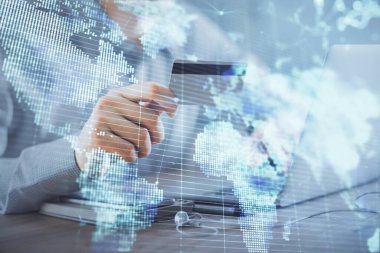 Elinde kredi kartı ve internet temalı bir çizim olan bir adamın ellerine iki kez maruz kalmış. Dijital fintech ve E-ticaret kavramı.