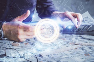 Bir adamın elini tutarken ve telefon ve kripto para birimi engelleme teması kullanırken çift pozlama.