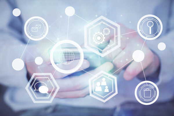 Двойное обнажение рук человека, держащих и использующих тематический рисунок телефона и социальной сети.