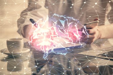 Beyin çizimine çift pozlama ve cep telefonu kullanan kadın hologramı..