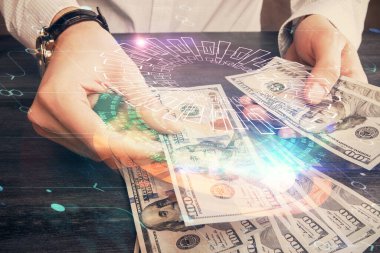 Teknolojinin iki katına çıkması hologram, dolar banknotları ve insan eli. Veri kavramı