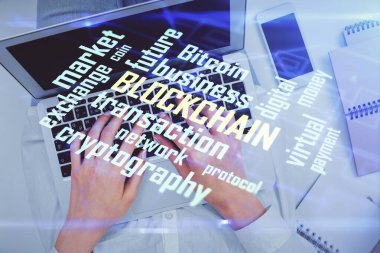 Bilgisayarda çalışan kadın elleri ve engelleme temalı hologram çizimleri. Üst Manzara. Bitcoin kripto para birimi kavramı.