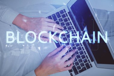 Bilgisayarda çalışan kadın elleri ve engelleme temalı hologram çizimleri. Üst Manzara. Bitcoin kripto para birimi kavramı.