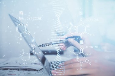 Bilgisayarda yazı yazan ve DNA hologramı çizen bir kadının ellerine iki kez maruz kalmış. Tıp eğitimi kavramı.