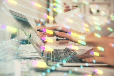 Bilgisayar ve veri temalı hologram çizimleri üzerinde çalışan kadın ellerine çok fazla maruz kalma. Teknoloji kavramı.