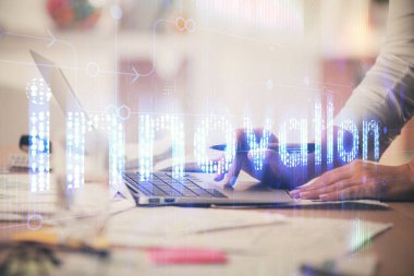 Bilgisayar ve veri temalı hologram çizimlerinde çalışan kadın elleri çift pozlama. Teknoloji kavramı.