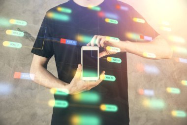 Bir adamın elini tutarken ve dijital bir cihaz ve veri temalı hologram çizimi kullanırken çift pozlama. Teknoloji konsepti.