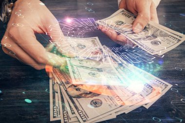 Teknolojinin iki katına çıkması hologram, dolar banknotları ve insan eli. Veri kavramı