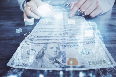 Çok sayıda zarfa maruz kalmış hologram, Amerikan doları banknotları ve insan eli. Teknoloji konsepti.