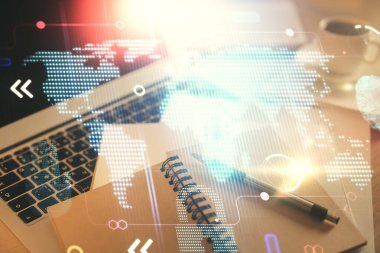 Masa arkasında kahve ve eşyalar olan iki kat harita çizimi ve masaüstü görüntüsü. Küresel veri kavramı.