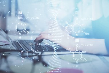 Bilgisayarda yazı yazan ve DNA hologramı çizen bir kadının ellerine iki kez maruz kalmış. Tıp eğitimi kavramı.