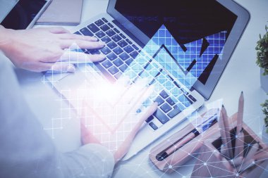 Bilgisayarda yazı yazan ve ok çizen kadınların ellerine iki kez maruz kalmışlar. Başarı konsepti.