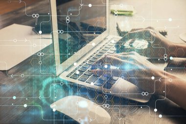 Bilgisayar ve veri temalı hologram çizimlerinde çalışan kadın elleri çift pozlama. Teknoloji kavramı.