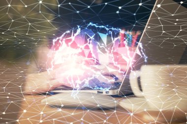 Bilgisayar ve beyin hologramı çizimleri üzerinde çalışan kadın elleri çift pozlama. Ai kavramı.