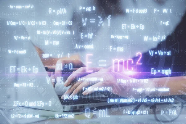 妇女双手在计算机和公式全息图上打字的双重曝光 教育概念 — 图库照片