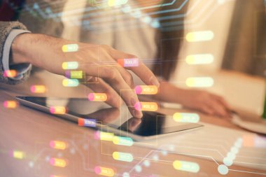 Veri temalı hologram çizimine çifte maruz kalma ve birlikte çalışan erkek ve kadın mobil bir cihaz kullanıyor..