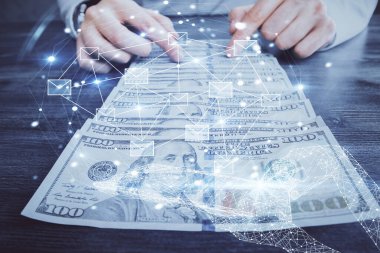 Çok sayıda zarfa maruz kalmış hologram, Amerikan doları banknotları ve insan eli. Teknoloji konsepti.
