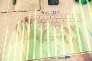 Dizüstü bilgisayarda klavye ve forx grafik hologram çizimlerini yazarken çift pozlama. Üst Manzara. Finans piyasası kavramı.