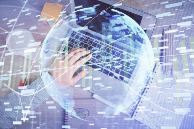 İnsan elinin bilgisayar klavyesi ve iş temalı hologram çiziminin üzerine iki kez yazı yazması. Üst Manzara. Finans piyasası kavramı.