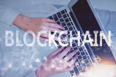 Bilgisayarda çalışan kadın elleri ve engelleme temalı hologram çizimleri. Üst Manzara. Bitcoin kripto para birimi kavramı.
