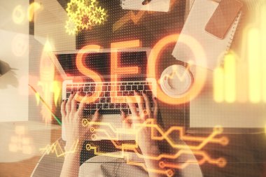 Bilgisayar ve SEO hologram çizimleri üzerinde çalışan kadın elleri çift pozlama. Üst Manzara. Arama optimizasyon kavramı.
