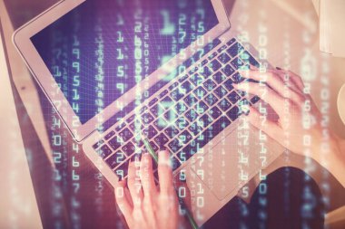 Bilgisayar ve veri temalı hologram çizimlerinde çalışan kadın elleri çift pozlama. Üst Manzara. Teknoloji konsepti.