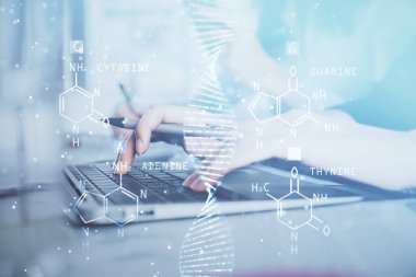 Bilgisayarda yazı yazan ve DNA hologramı çizen bir kadının ellerine iki kez maruz kalmış. Tıp eğitimi kavramı.