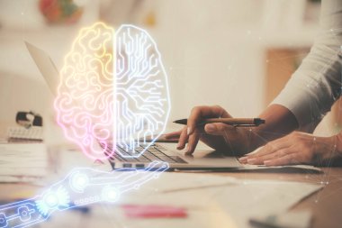 Bilgisayar ve beyin hologramı çizimleri üzerinde çalışan çok sayıda kadın eli var. Ai kavramı.