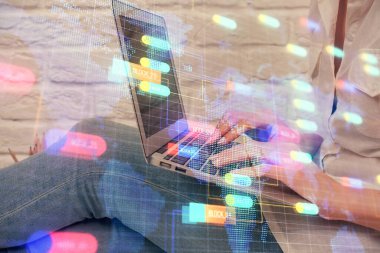 Bilgisayar ve veri temalı hologram çizimlerinde çalışan kadın elleri çift pozlama. Teknoloji kavramı.