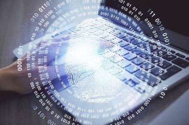 Bilgisayarda yazı yazan ve parmak izi çizimi yapan bir kadının ellerine iki kez maruz kalmış. Güvenlik kavramı.