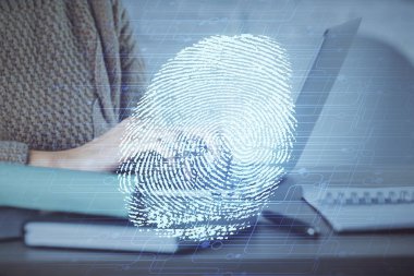 Bilgisayarda yazı yazan ve parmak izi çizimi yapan bir kadının ellerine iki kez maruz kalmış. Güvenlik kavramı.