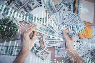 Teknolojinin hologramı, Amerikan dolarları ve insan eli çizimleri. Teknoloji konsepti.