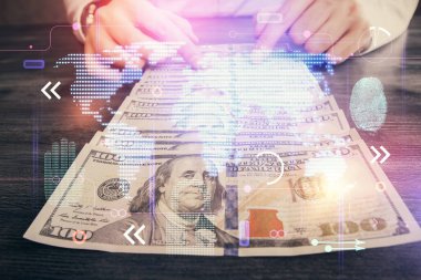 Dünya haritasının iki katına çıkarılması hologram, dolar banknotları ve insan eli..