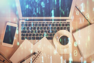 Bilgisayarla üst görünüm çalışma masası arka planında veri temasının çoklu pozlanması hologramı çiziyor. Teknoloji kavramı.