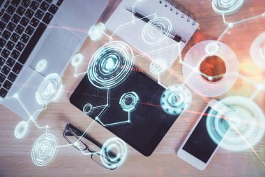 Sosyal ağ temalı çizimlerin telefon üzerinden çifte pozlandırılması. Üst Manzara. Kavram bağlayan insanlar.