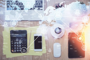 Sosyal ağ temalı çizimlerin telefon üzerinden çifte pozlandırılması. Üst Manzara. Kavram bağlayan insanlar.