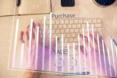 Dizüstü bilgisayarda klavye ve forx grafik hologram çizimlerini yazarken çift pozlama. Üst Manzara. Finans piyasası kavramı.