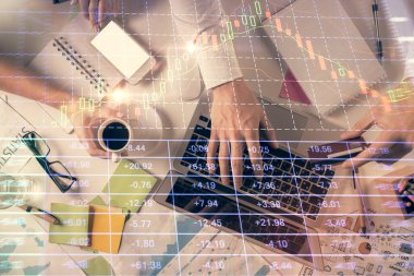 Kadın ve erkeğin birlikte çalışırken çifte pozlama ve hologram çizimi ön plana çıkarma. Finansal analiz konsepti. Bilgisayar arkaplanı. Üst Görünüm.