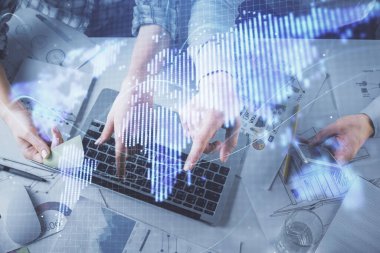 Kadın ve erkeğin birlikte çalışması ve iş temalı hologram çizimi. Bilgisayar arkaplanı. Üst Görünüm.