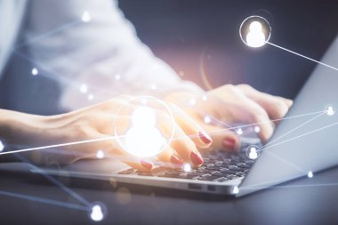 Kadın elinin bilgisayar ve sosyal ağ temalı hologram çizimlerinde çifte pozlama. Halk medyası kavramı.