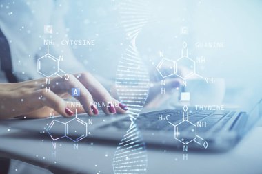 Bilgisayarda yazı yazan ve DNA hologramı çizen bir kadının ellerine iki kez maruz kalmış. Tıp eğitimi kavramı.