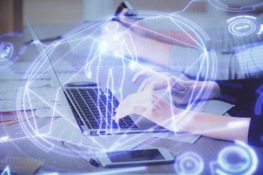 Bilgisayarda yazı yazan kadın elleri ve genel temalı hologram çizimleri. Eğitim kavramı.