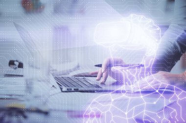 Kadın eli bilgisayarda yazarken çift pozlama ve AR gözlüklü bir adam çizim yapıyor. Eğitim kavramı.