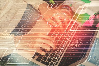 Bilgisayar ve veri temalı hologram çizimlerinde çalışan kadın elleri çift pozlama. Teknoloji kavramı.