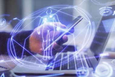 Bir adamın elini tutarken ve telefon ve eğitim teması kullanırken çift pozlama.