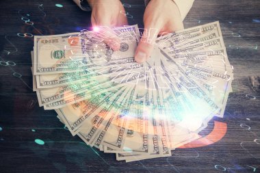 Teknolojiye çoklu maruz kalma hologram, dolar banknotları ve insan eli. Veri kavramı