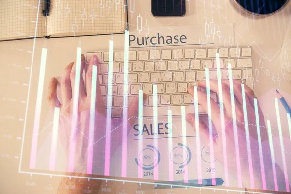 Dizüstü bilgisayarda klavye ve forx grafik hologram çizimlerini yazarken çift pozlama. Üst Manzara. Finans piyasası kavramı.