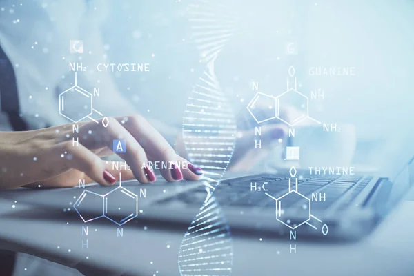 妇女双手在计算机和Dna全息图上打字的双重曝光 医学教育概念 — 图库照片